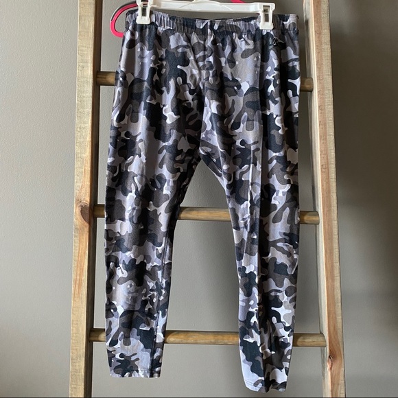 Nike Gray Camo Leggings - Picture 1 of 3